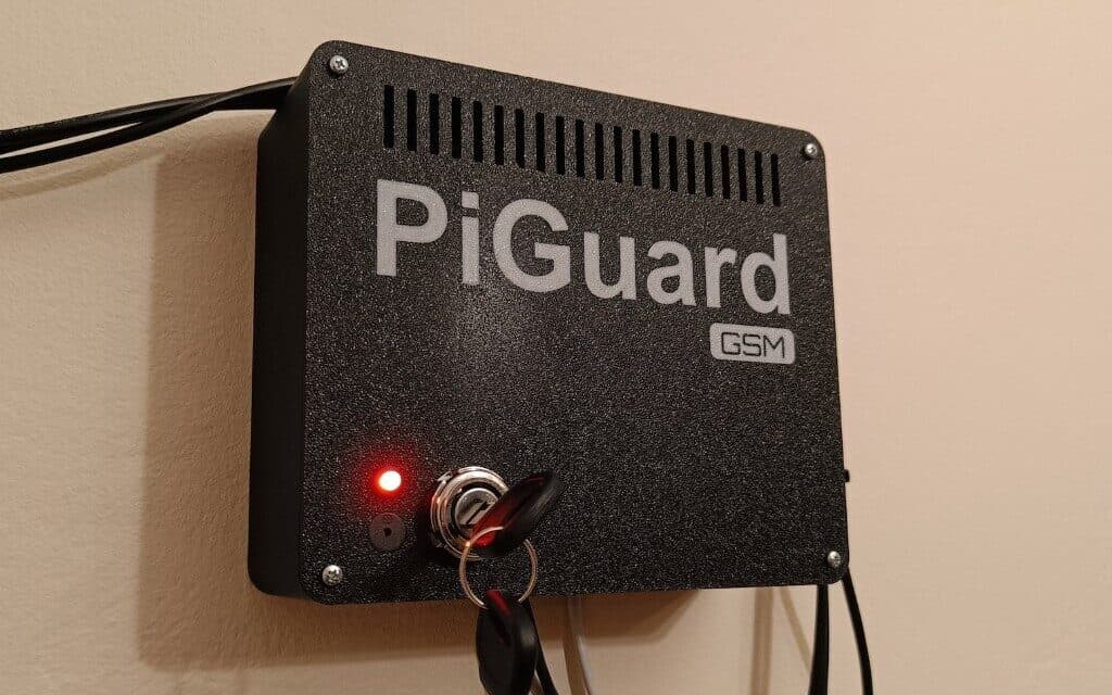 PiGuard — obudowa na ścianie