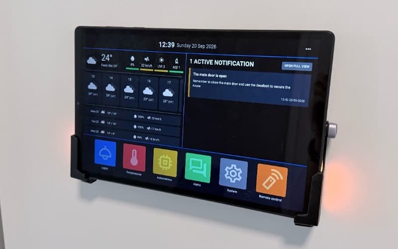 Smart home — tablet zamontowany na ścianie