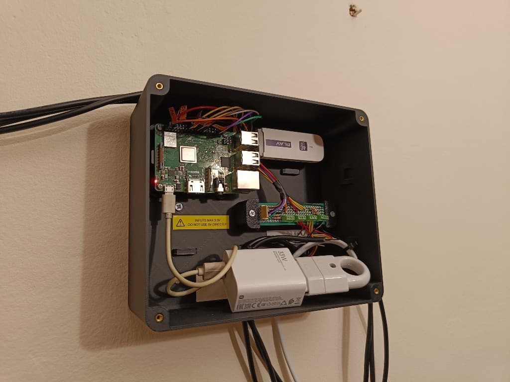 PiGuard — alarm na ścianie ze zdjętą pokrywą