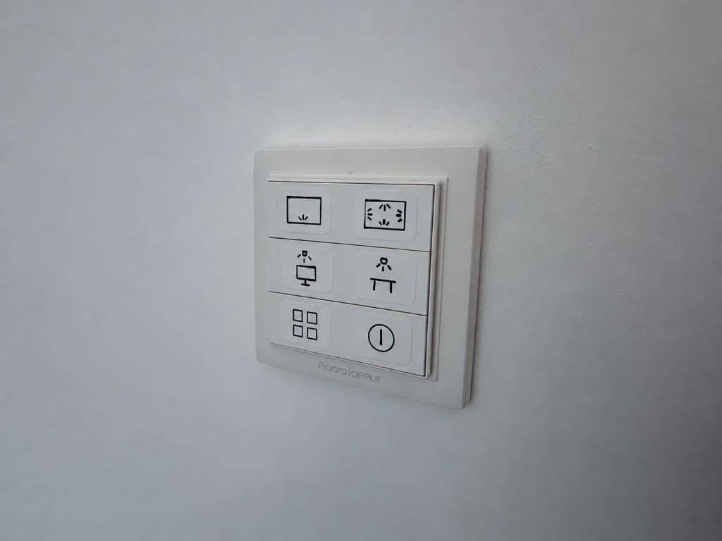 Smart home — sześcioprzyciskowy pilot oświetlenia w salonie